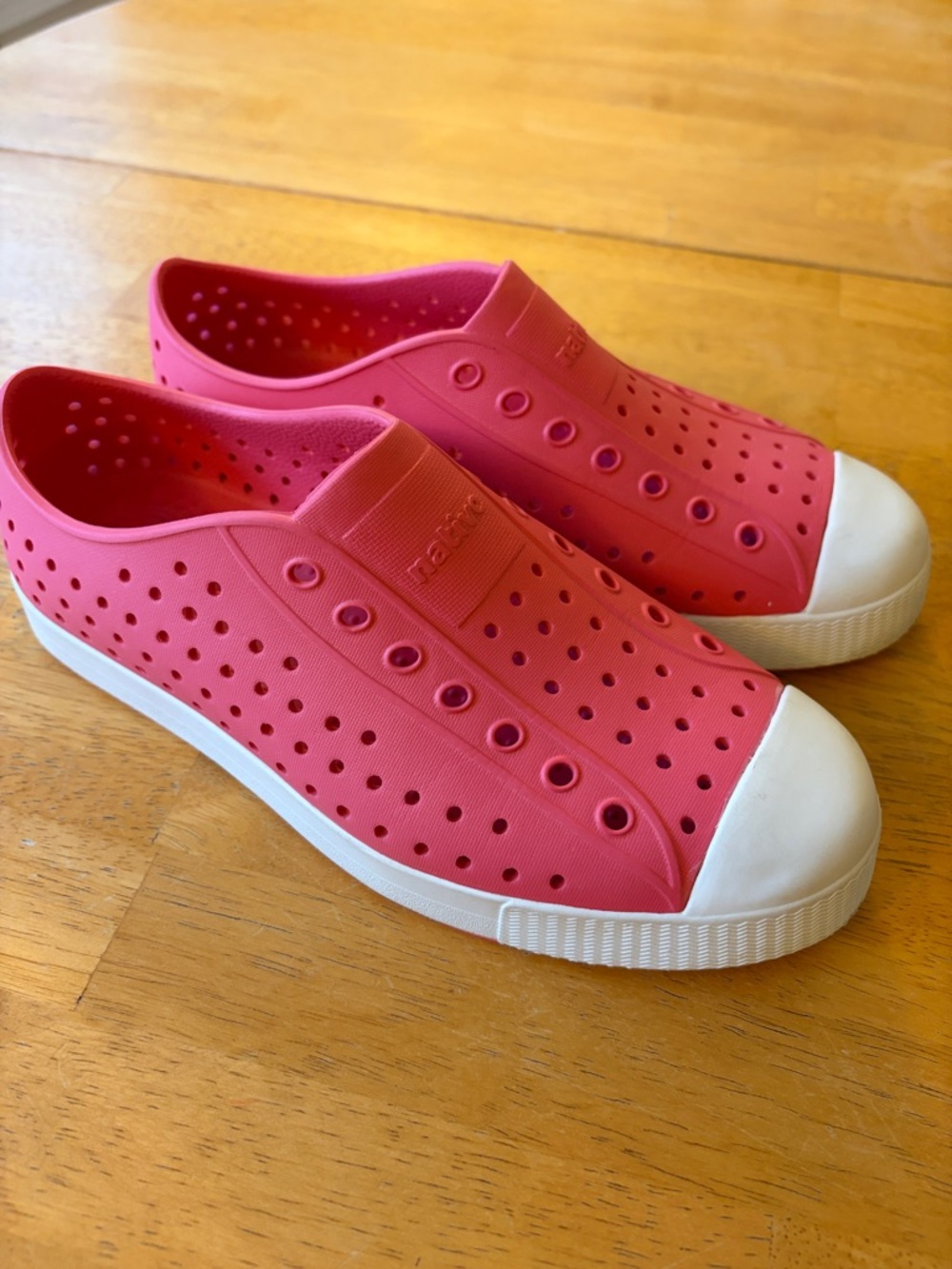 Native Kids Jefferson Slip-On Water Shoes in Pink and White